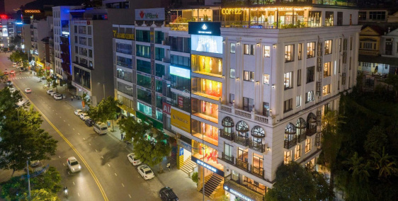 Khách sạn hiện đại nằm ở vị trí đắc địa nhìn ra vịnh